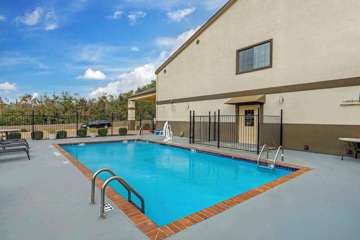 Pool 19 of 25